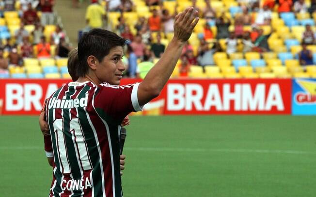 Conca é festejado pelo torcedor do Fluminense no Maracanã antes do jogo