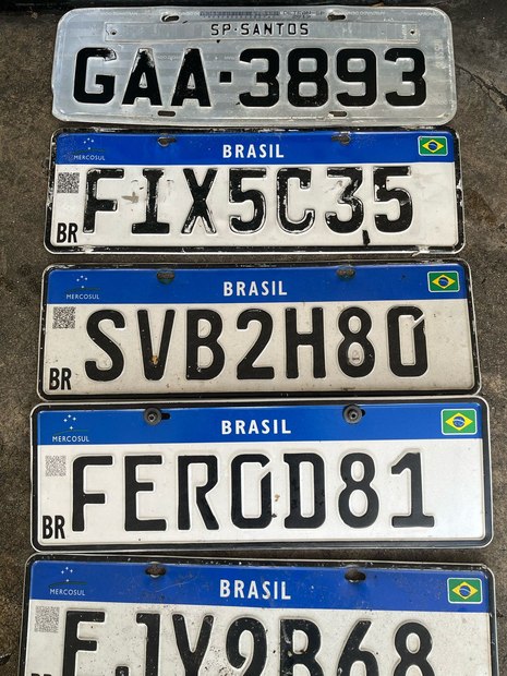 Placas estão em um posto de combustível no bairro José Menino