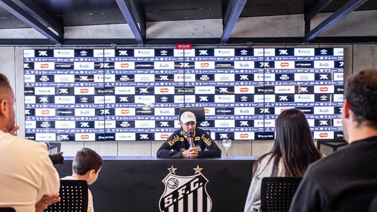 Em coletiva chapa-branca, Santos tenta melhorar imagem de Neymar