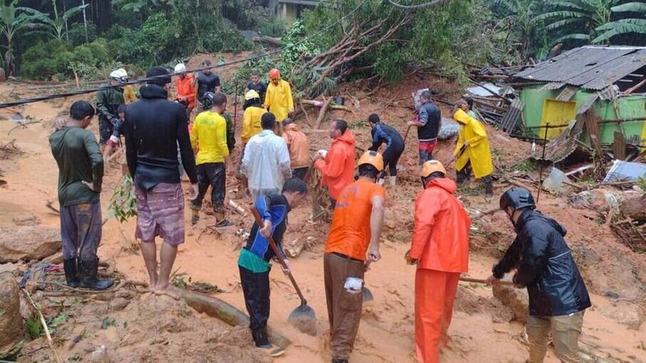Equipes e moradores buscaram vítimas de deslizamento na comunidade de Ponta Negra, em Paraty