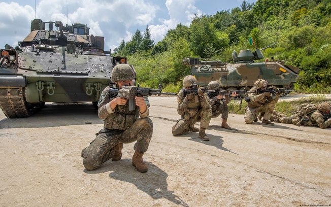 EUA e Coreia do Sul realizam exercícios militares periódicos contra a Coreia do Norte, que ameaça adversários com armas nucleares EUA e Coreia do Sul realizam exercícios militares periódicos contra a Coreia do Norte, que ameaça adversários com armas nucleares