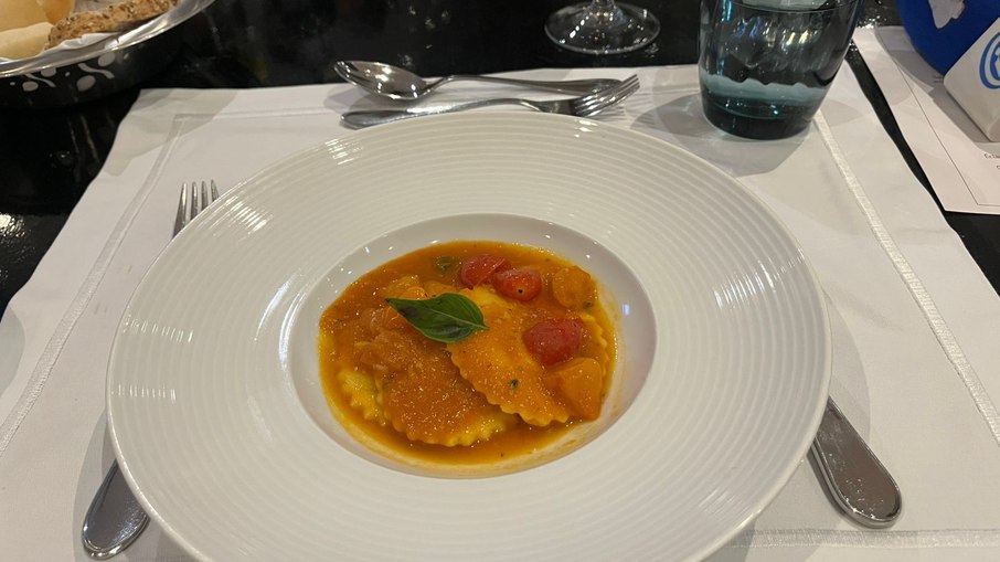 Ravióli de mozzarella com tomate confitado ao molho rústico em uma proposta leve, aromática e cheia de personalidade