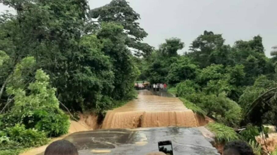 Chuvas rompe estrada PI-247 no Piauí