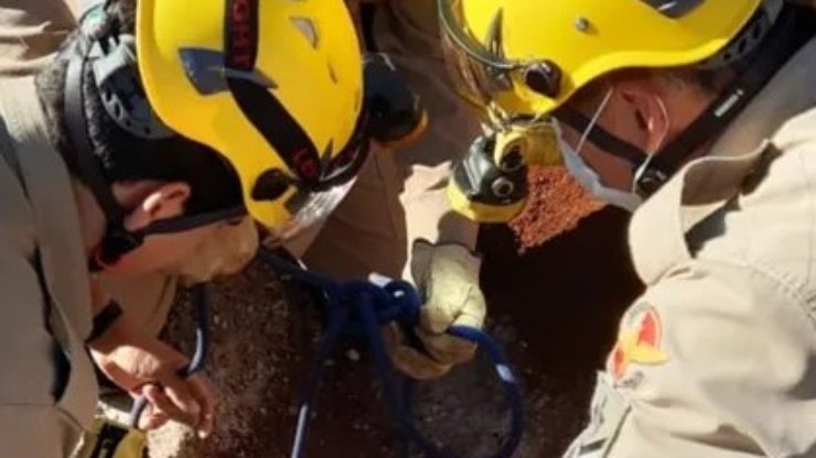 VÍDEO: bombeiros resgatam menino de buraco de 4 metros no
quintal