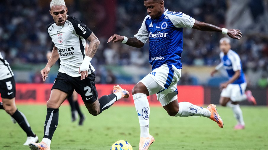 Matheusinho na caça defensiva a Arroyo, em duelo contra o Cruzeiro