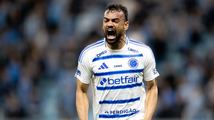 Cruzeiro%20vence%20Gr%C3%AAmio%20no%20Sul%20e%20segue%20vivo%20na%20briga%20pelo%20t%C3%ADtulo