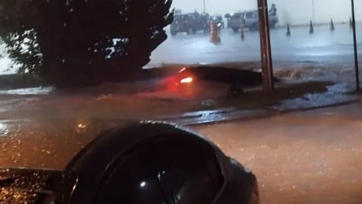 Carro cai em córrego após chuva forte em Vinhedo