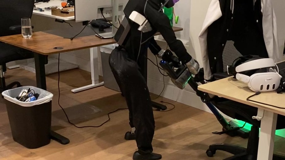 Tau Robotics comercializa serviço de limpeza com robôs humanoides