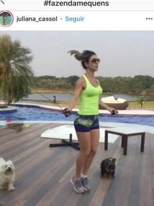 Juliana Cassol, influencer digital fitness, se exercita na sede da fazenda irregular em Porto Rolim Juliana Cassol