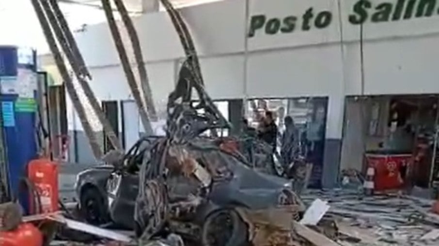 Carro explode em posto de gasolina em São Pedro da Aldeia