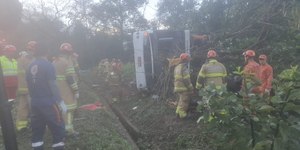 Ônibus tomba na BR-040 em Petrópolis e deixa 8 mortos