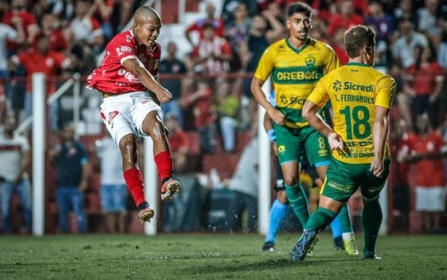 Com dose dupla de ‘lei do ex’, Vila Nova vence Cuiabá e abre vantagem na briga por vaga na final da Copa Verde