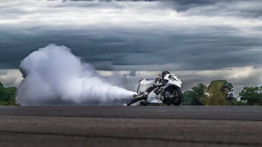 Moto a vapor bate recorde e atinge 337 km/h em arrancada brutal
