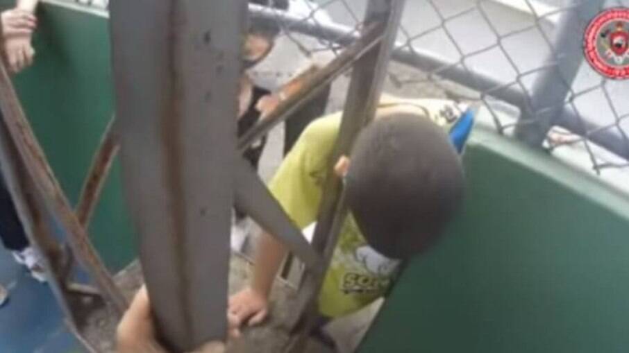 Bombeiros resgatam criança que prendeu a cabeça em grade escolar em Vitória-ES