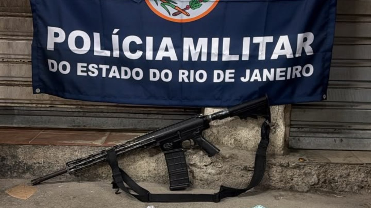 Fuzil AR-10 apreendido pela Polícia Militar Fuzil AR-10 apreendido pela Polícia Militar