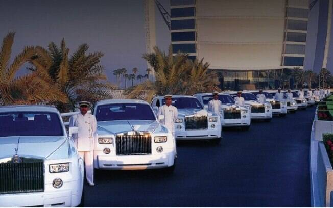 Quem vê a foto com sedãs da Rolls-Royce pensa que Dubai conta com a maior concentração de carros exóticos do mundo