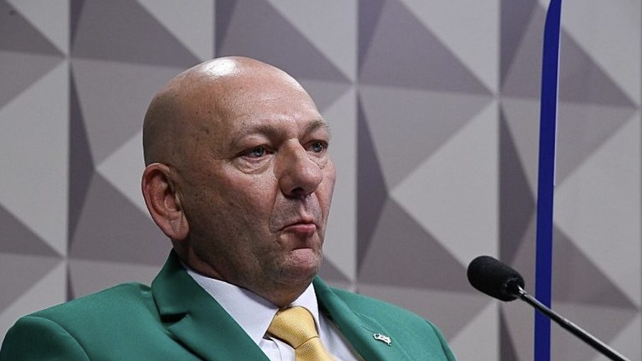 Luciano Hang, dono da Havan, patrocinou aviões para exibirem faixas com ofensas ao presidente Lula Luciano Hang, dono da Havan, patrocinou aviões para exibirem faixas com ofensas ao presidente Lula