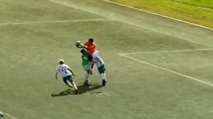 VÍDEO: Jogador morre após pancada na cabeça na Copa do Peru