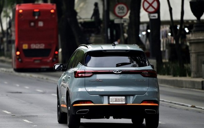 Um carro de marca chinesa circula no centro da Cidade do México, em 23 de dezembro de 2024