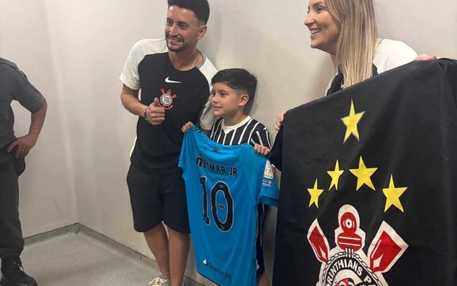 Hugo Souza autografa camisa do torcedor mirim Pedro Mello
