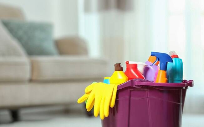 O balde ajuda - e muito - na organização dos produtos de limpeza. Isso porque facilita na hora de limpar a casa