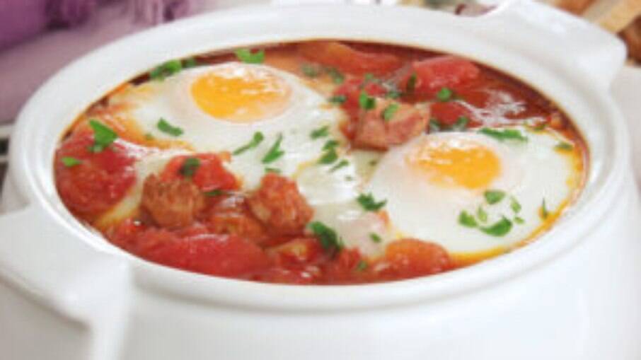 Que tal experimentar uma sopa diferente? Essa receita de sopa de tomate com ovos é deliciosa! Confira!