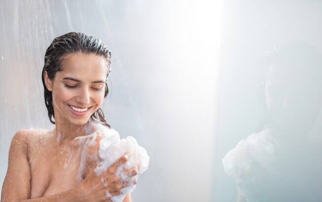 Na hora do banho, é importante usar produtos específicos para cada região do corpo e, assim, evitar complicações à saúde