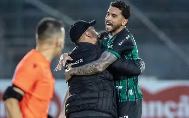 Jogadores do Dogão celebram gol contra o Floresta
