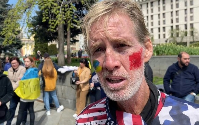 Imagem de Ryan Wesley Routh, detido nos Estados Unidos após em 15 de setembro após uma suposta tentativa de assassinato do ex-presidente Donald Trump, extraída de uma reportagem da AFPTV realizada em Kiev, Ucrânia, em 27 de abril de 2022