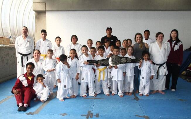 Lucas Mineiro, multi-campeão em 3 categorias diferentes do UFC, visita projeto de inclusão pelo esporte em São Paulo