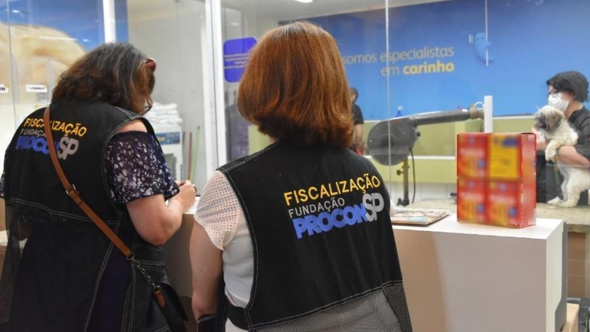 Agentes do Procon em uma fiscalização