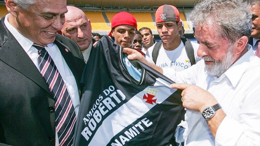 Lula e Roberto Dinamite posam com camisa do Vasco