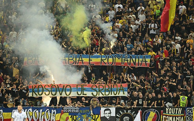 Faixas em sérvio, na torcida romena, enfureceram kosovares