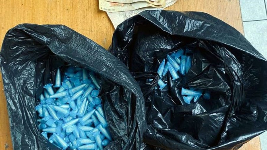 A sacola possuía aproximadamente 300 gramas de entorpecentes, sendo 130 embalagens com cocaína e 27 com crack, além de 130 reais em dinheiro. A sacola possuía aproximadamente 300 gramas de entorpecentes, sendo 130 embalagens com cocaína e 27 com crack, além de 130 reais em dinheiro.
