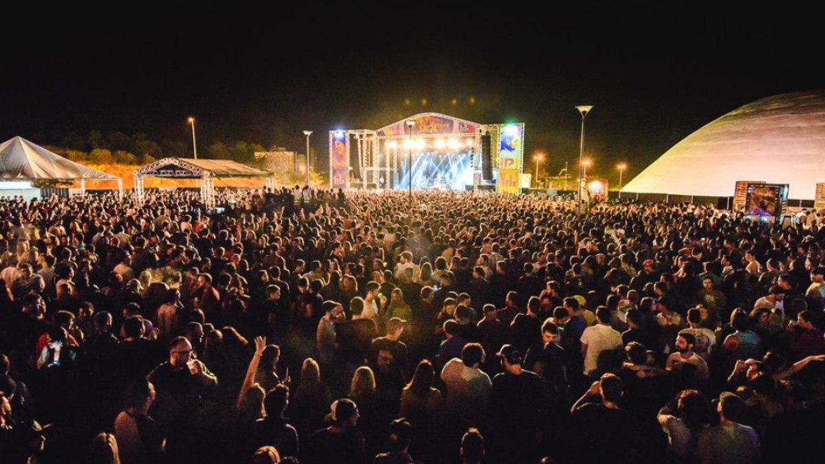 Público acompanha show durante edição anterior do Festival Bananada, em Goiânia Público acompanha show durante edição anterior do Festival Bananada, em Goiânia