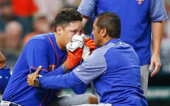 Wilmer Flores%2C jogador do New York Mets%2C acertou o próprio rosto e fraturou o nariz