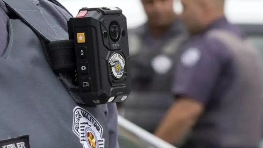 Câmeras em uniformes policiais