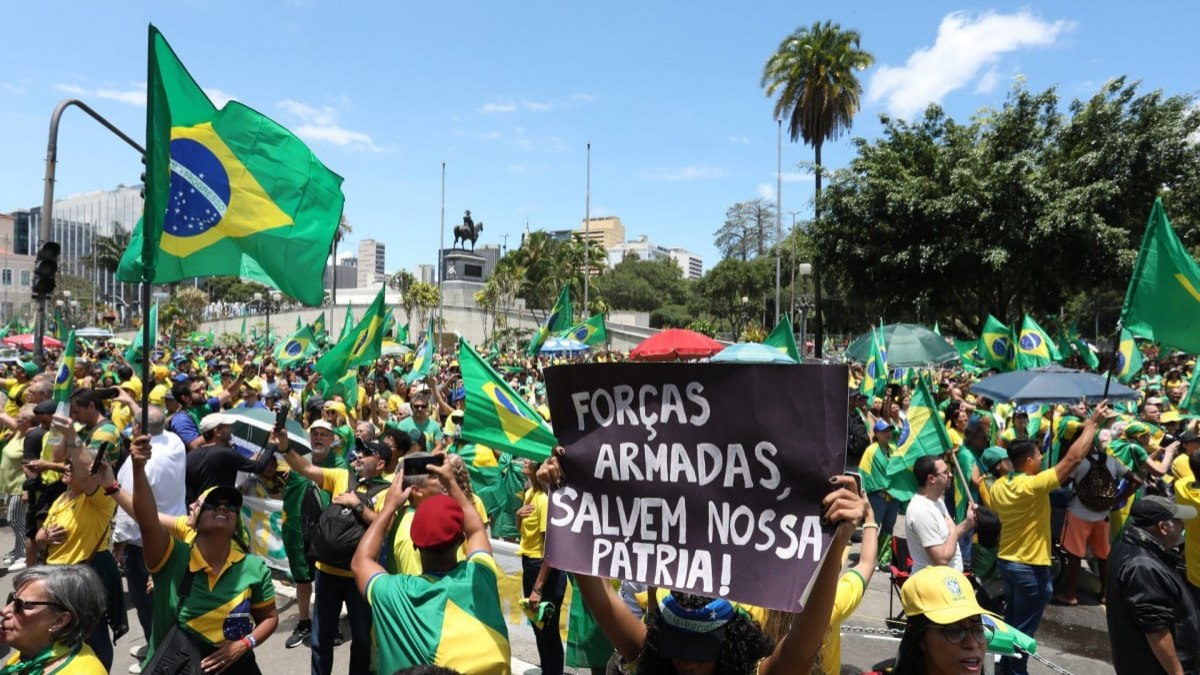 Bolsonaristas pedem intervenção federal em frente ao Comando Militar do Leste na Central do Brasil