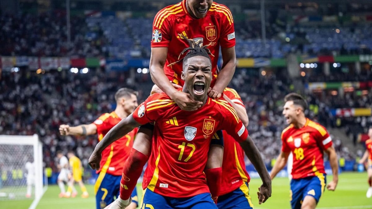 Nico Williams comemora gol marcado na final da Eurocopa; Lamine Yamal está pendurado em seu pescoço