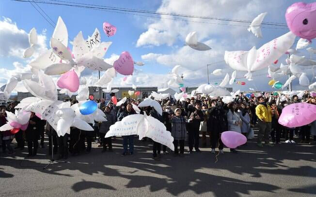 Em uma cidade do nordeste do Japão, foram lançados balões em formato de pombas ao céu com mensagens aos mortos