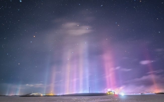 Destaque da NASA: pilares de luz brilham na foto astronômica do dia