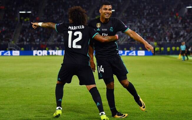 Casemiro comemora com Marcelo o primeiro gol do Real na decisão da Supercopa da Uefa contra o Manchester United