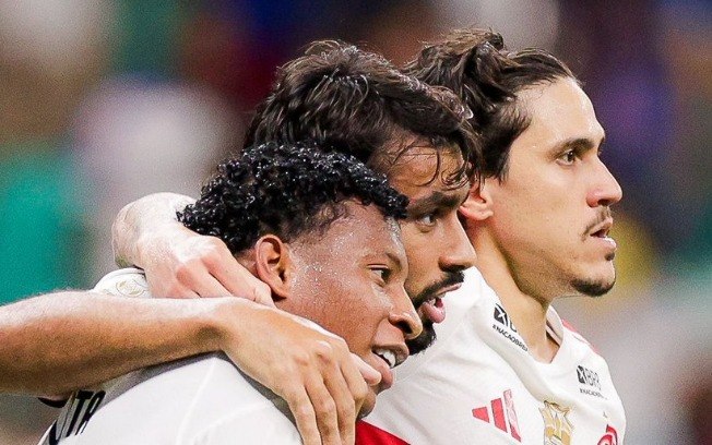 Lucas Paquetá abraça Plata e Pedro após gol do Flamengo Lucas Paquetá abraça Plata e Pedro após gol do Flamengo