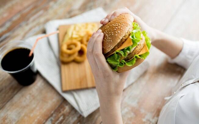 Comer em fast-foods é uma alternativa para economizar tempo e dinheiro, mas nem sempre isso é saudável