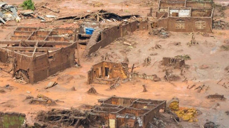 Destruição causada pela lama após rompimento de barragem, em Mariana (MG)