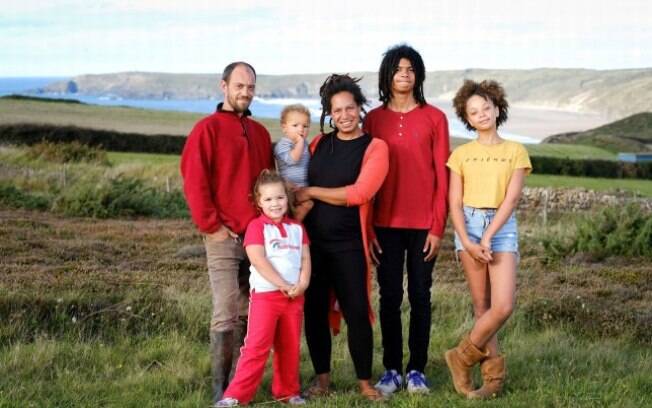 A família Foster vive desde março de 2018 numa região de penhascos em Perranporth, na Cornualha