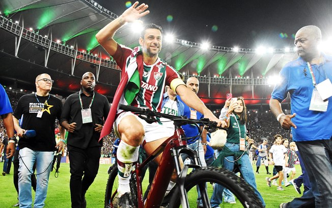 Fred passeia de bicicleta no campo do Maracanã em sua despedida pelo Fluminense