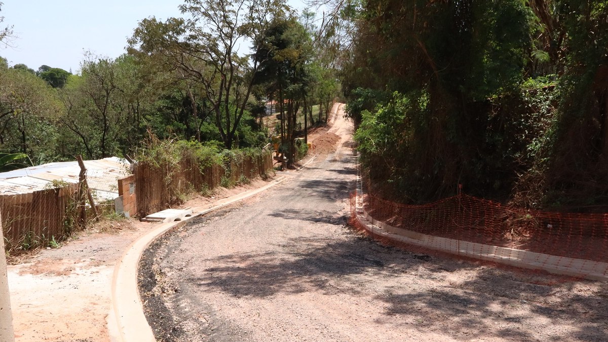 Rua Basílio Amstaldem em fase inicial de recapeamento