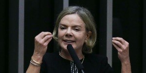 Gleisi Hoffmann responde críticas de Motta sobre pacote fiscal