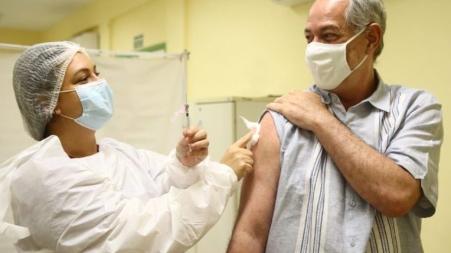 Ciro Gomes tomando vacina contra a Covid-19